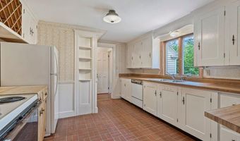 5 Phillips Rd, Falmouth, ME 04105