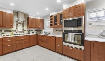 96 W 8th St, Bayonne, NJ 07002