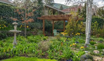 826 Holly St, Ashland, OR 97520