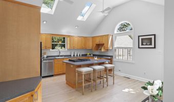 2323 N BURLINGTON St, Arlington, VA 22207