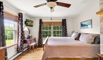21 Bowling Green Ln, Belfast, ME 04915