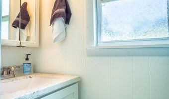 66 8th St, Apalachicola, FL 32320