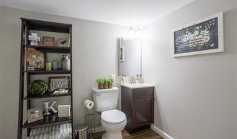 531 Charoak Dr, Ballwin, MO 63021