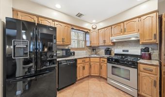 18 Gaylore Dr W, Amityville, NY 11701