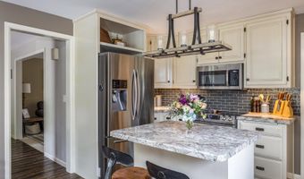 11 MEADOWBROOK Ct, Appleton, WI 54914