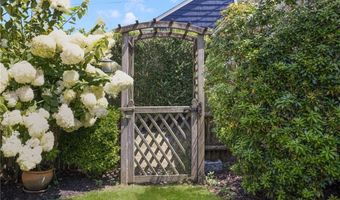 10 Eustis Ave, Newport, RI 02840