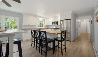 34 Foxhill Ave, Bristol, RI 02809