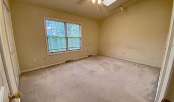 515 Ponds Edge Ln, Allentown, PA 18104