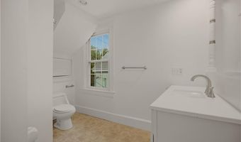 82 Van Zandt Ave, Newport, RI 02840