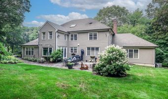 2 Raven Crest Dr, Bethel, CT 06801