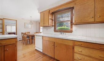 83 FESSENDEN St, Warwick, RI 02886