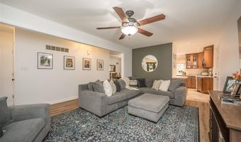 704 Woodrun Dr, Ballwin, MO 63021