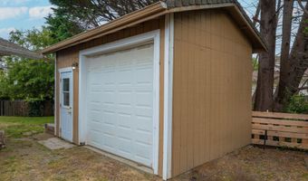 821 KEVIN Pl, Brookings, OR 97415