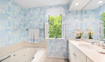 96 Starr Dr, Narragansett, RI 02882