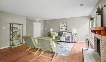 712 Woodside Trails Dr 102, Ballwin, MO 63021