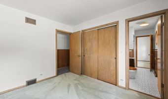 2110 E Eastman Ct, Arlington Heights, IL 60004