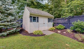 4 Fairway Ct, Albany, NY 12208