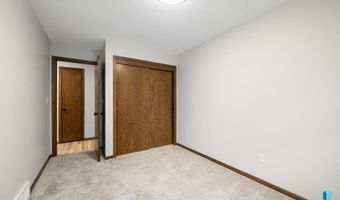 1912 E Sylvan Cir, Brandon, SD 57005