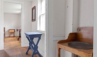 6 Baldwin Rd, Middletown, RI 02842