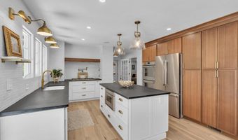 14 Bunker Hill Dr, Middletown, NJ 07748
