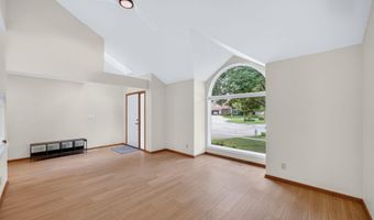 909 Idaho Ave, Ames, IA 50014