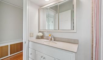 1805 ARMY NAVY Dr, Arlington, VA 22202