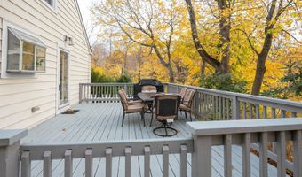 8 Lakeview Rd, Brookfield, CT 06804