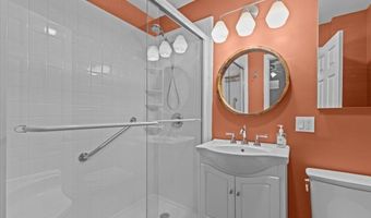 230 College St 8, Burlington, VT 05401