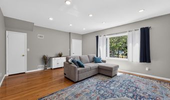 7 Gregg Ln, Bayonne, NJ 07002