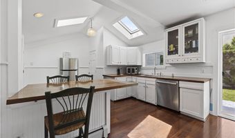 16 Courtway St, Narragansett, RI 02882