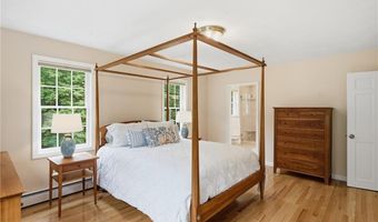 136 Holly Hills Ln, North Kingstown, RI 02874