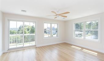 10 Mount Hope Ave, Portsmouth, RI 02871