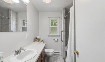 6 Lakewood Dr, Narragansett, RI 02882