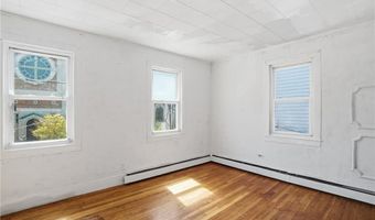 8 Mann Ave, Newport, RI 02840