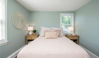 17 Rosedale Ct, Middletown, RI 02842