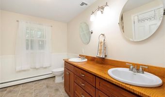 103 BIRCHWOOD Dr, North Kingstown, RI 02852