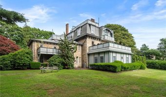 6 Howe Ave 8, Newport, RI 02840