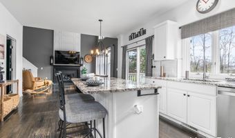 33 Fox Point Ct NE, Ada, MI 49301