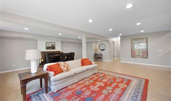318 Windyoak Dr, Ballwin, MO 63021
