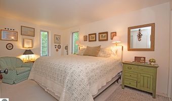 6001 S Hlavka Hls, Maple City, MI 49664