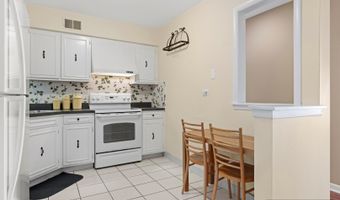 1860 W Surrey Park Ln 2B, Arlington Heights, IL 60005