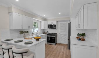 8 Imperia Pl, Aberdeen, NJ 07747