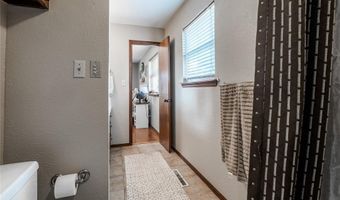 104 Caulder Dr, Chickasha, OK 73018