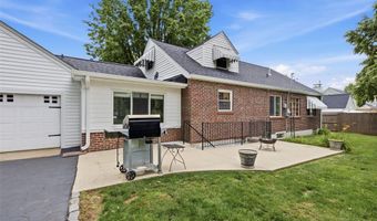 9860 Berwick Dr, Affton, MO 63123