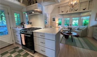 11 Harbor St, Jamestown, RI 02835