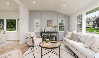 8 Kerins Ter, Newport, RI 02840