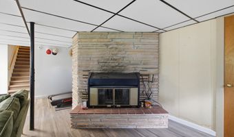 912 W Pleasant St, Aurora, MO 65605