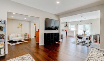 28 Duchess Ave, Middletown, NJ 07748