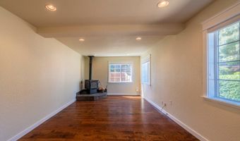 520 5TH St, Bandon, OR 97411