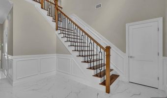 55 Maiden Ln, Bergenfield, NJ 07621